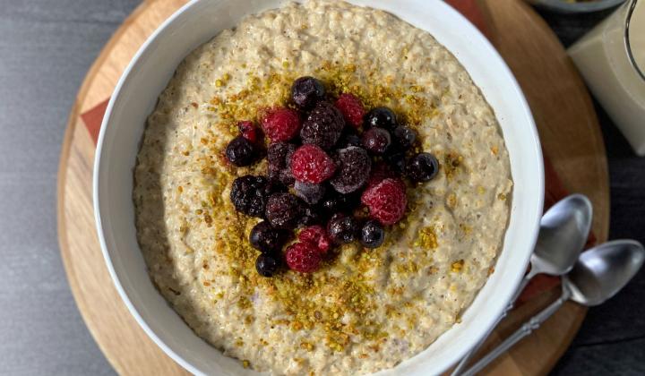 Pistachio, Oat, Chia, Berry Breakfast Porridge 